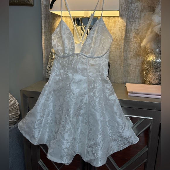 White dress - Picture 5 of 5